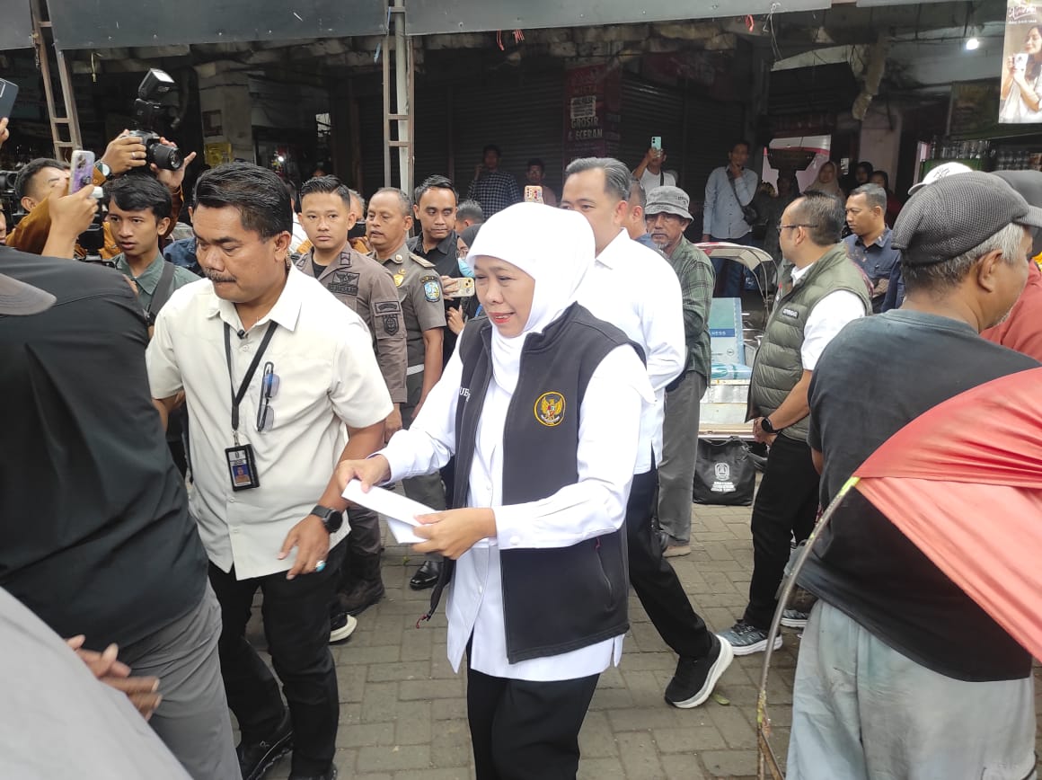 Gubernur Khofifah bagi - bagi amplop dan paket sembako kepada abang becak di area parkir Pasar Tanjung Jember (foto: Sigit Priyono/Jurnalis.co.id)