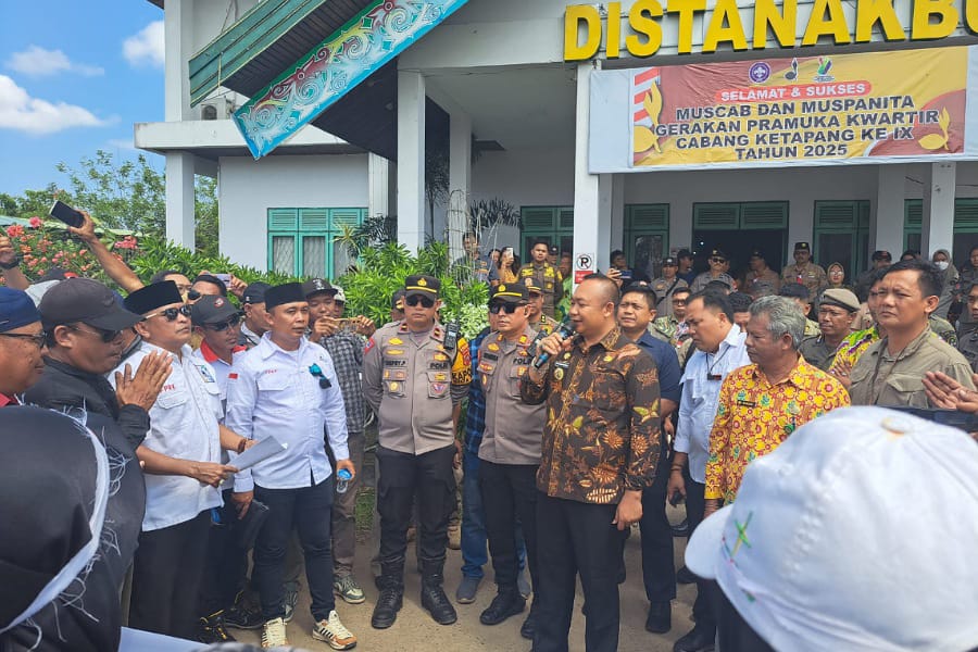 Bupati Alexander Wilyo ketika menemui massa di halaman kantor Distanakbun Ketapang, Kamis (31/07). Foto: Ist.