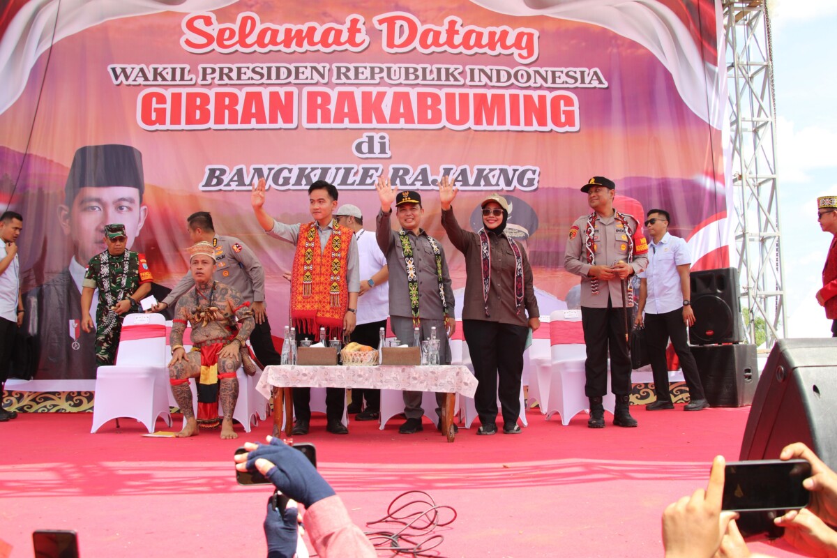 Gubernur Kalbar Ria Norsan dan Bupati Mempawah, Erlina saat mendampingi Wakil Presiden RI, Giran Rakabuming Raka kunjungan saat kerja ke Kabupaten Mempawah, tepatnya di Kecamatan Toho. (Foto. Prokopim)