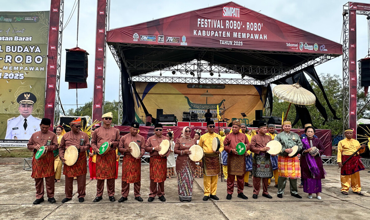 - Bupati Mempawah, Erlina memukul tar bersama Asisten Administrasi dan Umum Setda Provinsi Kalimantan Barat, Alfian, mewakili Gubernur Kalbar dan sejumlah pejabat Pemkab Mempawah, membuka acara festival robo-robo di Mempawah