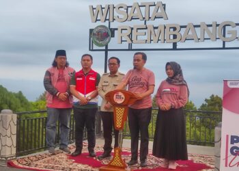 Bupati Fawait dan Sales Brand Manager Pertamina Patra Niaga area Jember menyatakan krisis BBM telah selesai pada acara Pro Gus'e di halaman Hotel Rembangan (foto: Sigit Priyono/Jurnalis.co.id)