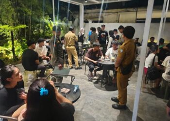 Tim Gabungan menggelar razia terhadap anak-anak yang masih berada di luar rumah melewati pukul 22.00 WIB.