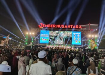Ribuan jamaah tumpah ruah memenuhi Alun-Alun Jember Nusantara saat acara Jember Bershalawat, Minggu malam 3 Agustus 2025 (foto: Sigit Priyono/Jurnalis.co.id)
