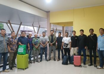 Sejumlah karyawan BGA yang akan berangkat umrah poto bersama di Bandara Rahadi Oesman, Senin (04/08). Foto: JURNALIS.co.id / Abdul Salim.