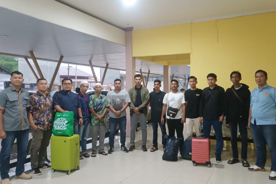 Sejumlah karyawan BGA yang akan berangkat umrah poto bersama di Bandara Rahadi Oesman, Senin (04/08). Foto: JURNALIS.co.id / Abdul Salim.