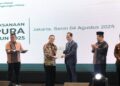 Menteri Lingkungan Hidup, Hanif Faisol Nurofiq dan Gubernur Kalimantan Barat, Ria Norsan di acara Kebijakan dan Pelaksanaan Adipura Baru yang berlangsung di Hotel Fairmont, Jakarta Pusat, Senin (4/8/2025).