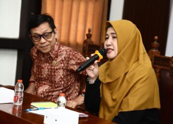 Kepala Bidang IKP Diskominfo, Vivi Salmiarni, membuka kegiatan sosialisasi dan bimtek PPID bagi perangkat daerah di lingkungan Pemkot Pontianak.