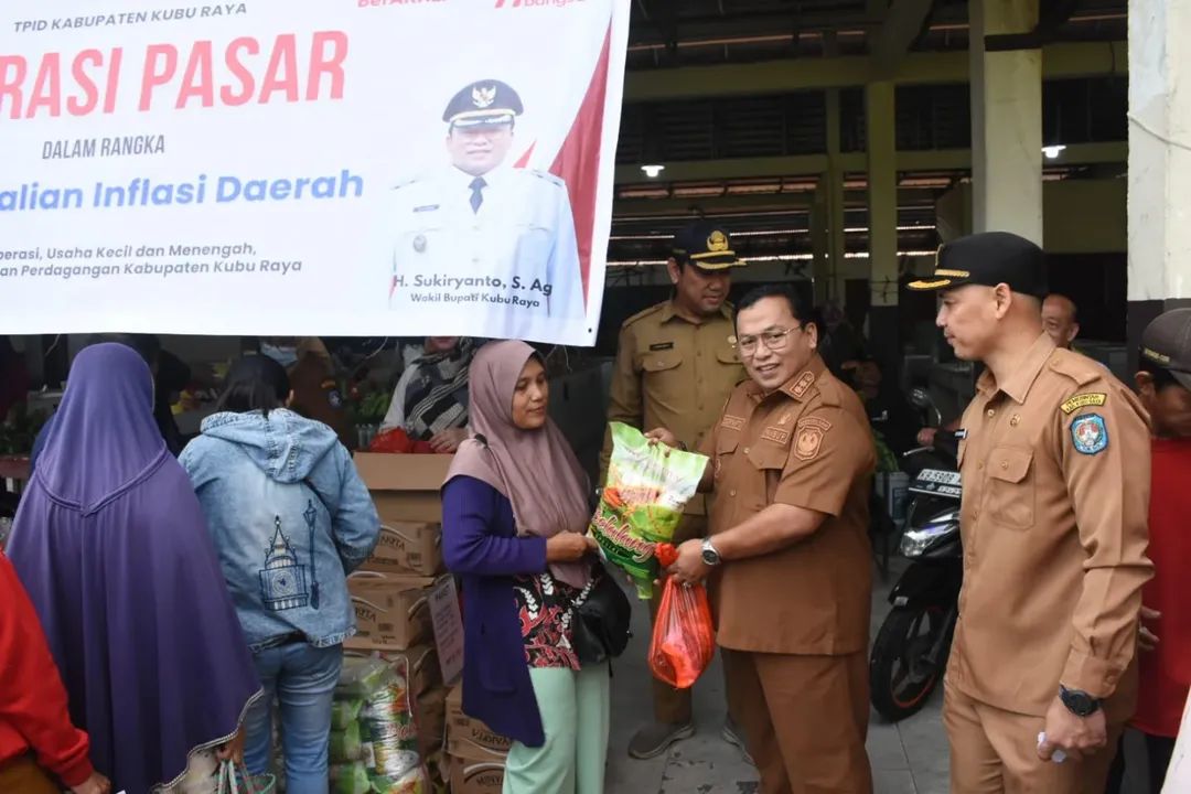 Sukiryanto usai peninjauan operasi pasar yang digelar oleh Dinas Koperasi, Usaha Kecil dan Menengah, Perindustrian dan Perdagangan Kabupaten Kubu Raya di Pasar Menanjak, Desa Sungai Raya, Kecamatan Sungai Raya, Selasa (5/8/2025).