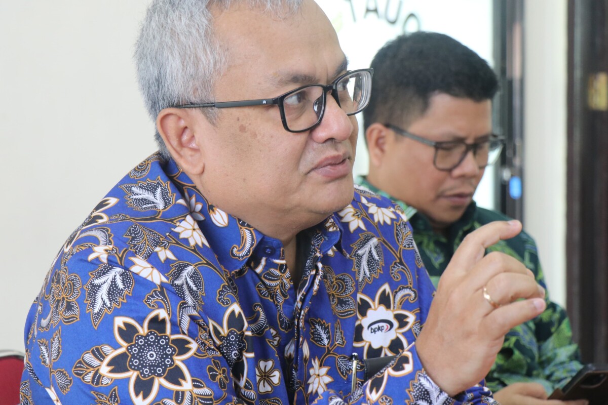 Kepala Perwakilan BPKP Provinsi Kalimantan Barat, Rudy M. Harahap dan Bupati Sambas, Satono di Ruang Equator Library Cafe, Kantor Perwakilan BPKP Provinsi Kalimantan Barat.