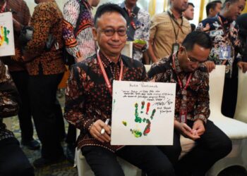 Wali Kota Pontianak Edi Rusdi Kamtono memperlihatkan pesan yang ditulis di atas kertas lukisan telapak tangannya pada Rakernas Jaringan Kota Pusaka Indonesia (JKPI) 2025.