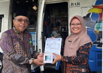 Sekretaris Daerah Kota Pontianak Amirullah menyerahkan sacara simbolis bukti lunas PBB dan souvenir kepada ASN yang membayar pajak di Halaman Kantor Wali Kota.