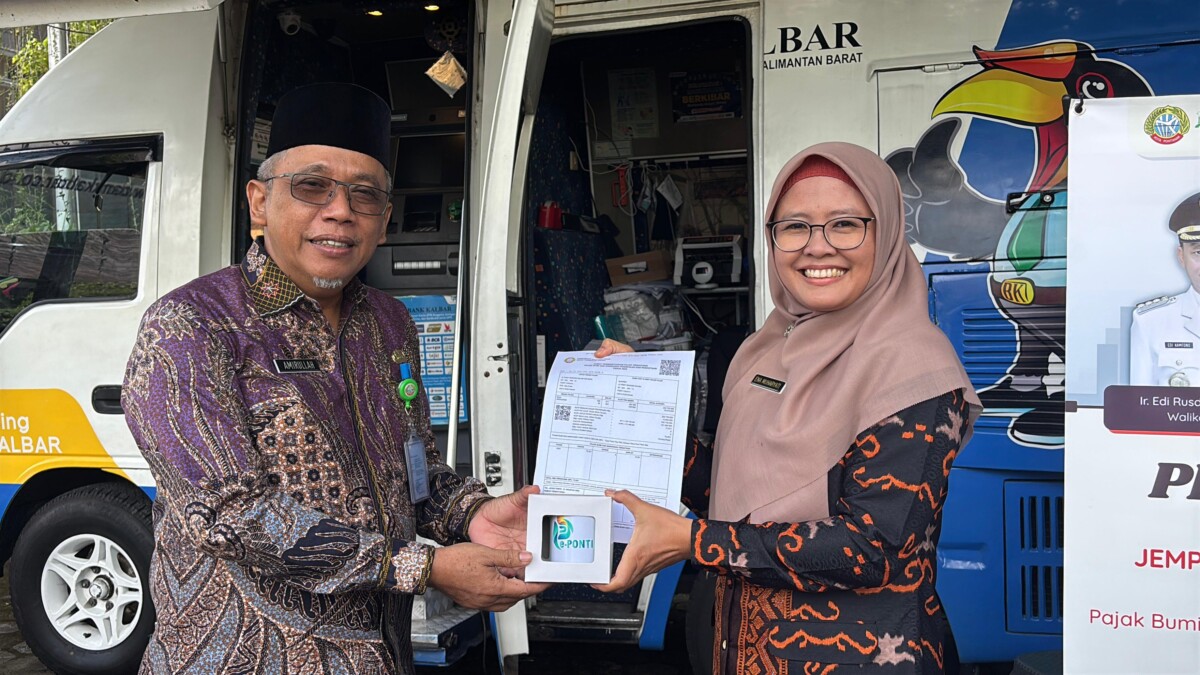 Sekretaris Daerah Kota Pontianak Amirullah menyerahkan sacara simbolis bukti lunas PBB dan souvenir kepada ASN yang membayar pajak di Halaman Kantor Wali Kota.