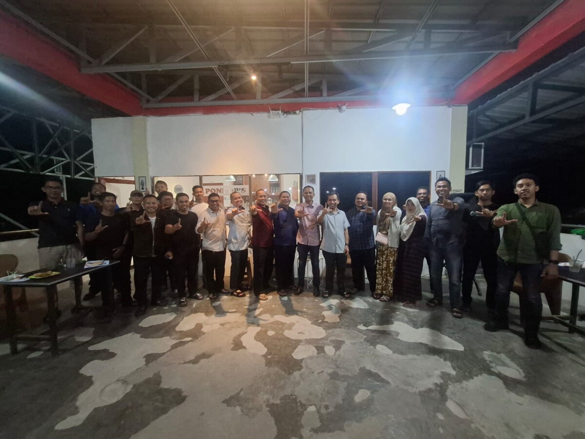 Majelis Daerah Korps Alumni Himpunan Mahasiswa Islam (KAHMI) Kayong Utara saat gelar diskusi bersama Kepala BPN Di pondok kopi. Rabu (6/8/2025) malam.
