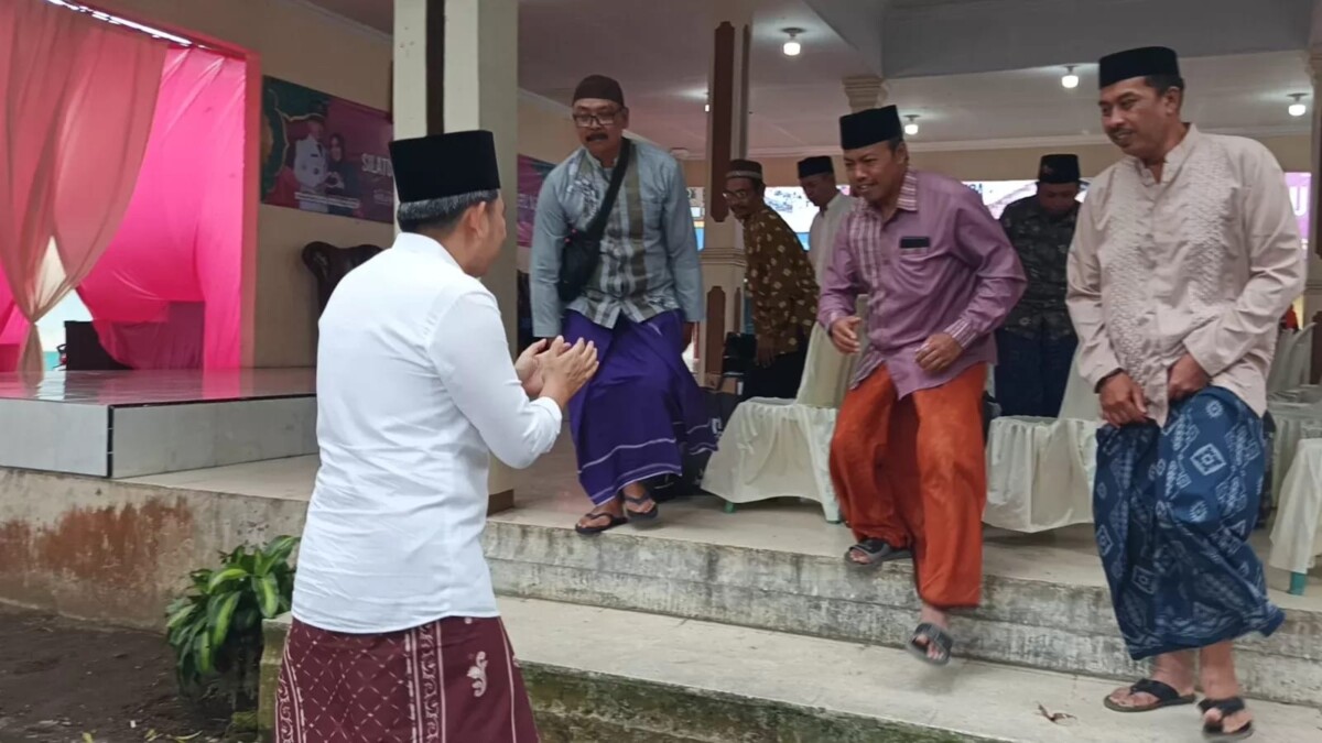 Bupati Jember Muhammad Fawait atau Gus Fawait memuliakan para guru ngaji dengan memberikan honor kepada 22.000 orang (foto: Sigit Priyono/jurnalis.co.id)