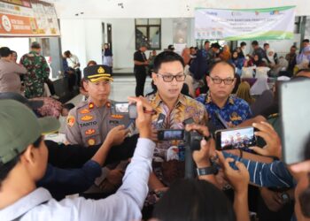 Kabulog Cabang Jember Ade Saputra saat wawancara dengan awak media beberapa saat lalu (foto: Sigit Priyono/Jurnalis.co.id)