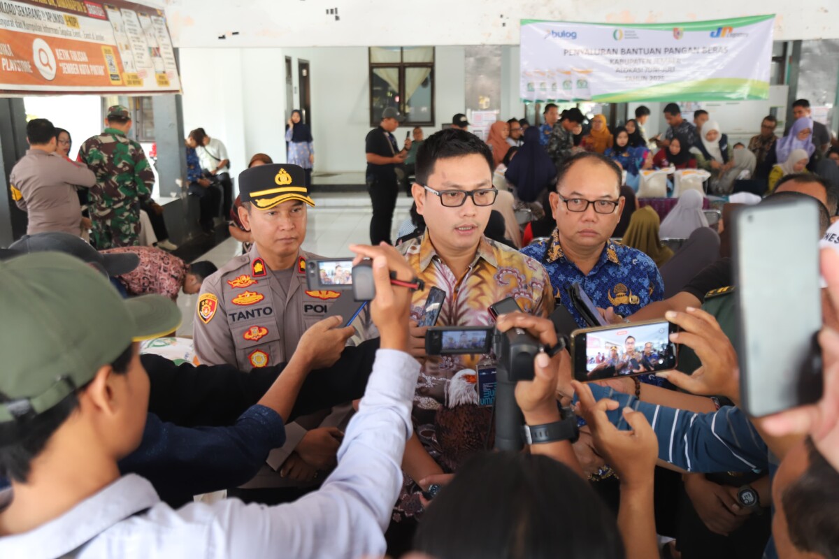 Kabulog Cabang Jember Ade Saputra saat wawancara dengan awak media beberapa saat lalu (foto: Sigit Priyono/Jurnalis.co.id)