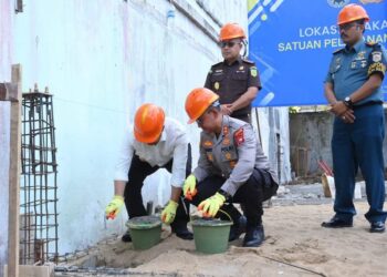Bupati Ketapang bersama Kapolres meletakkan batu pertama pembangunan SPPG Polres Ketapang, Rabu (6/8/2025).(Foto: Prokopim Pemkab Ketapang).