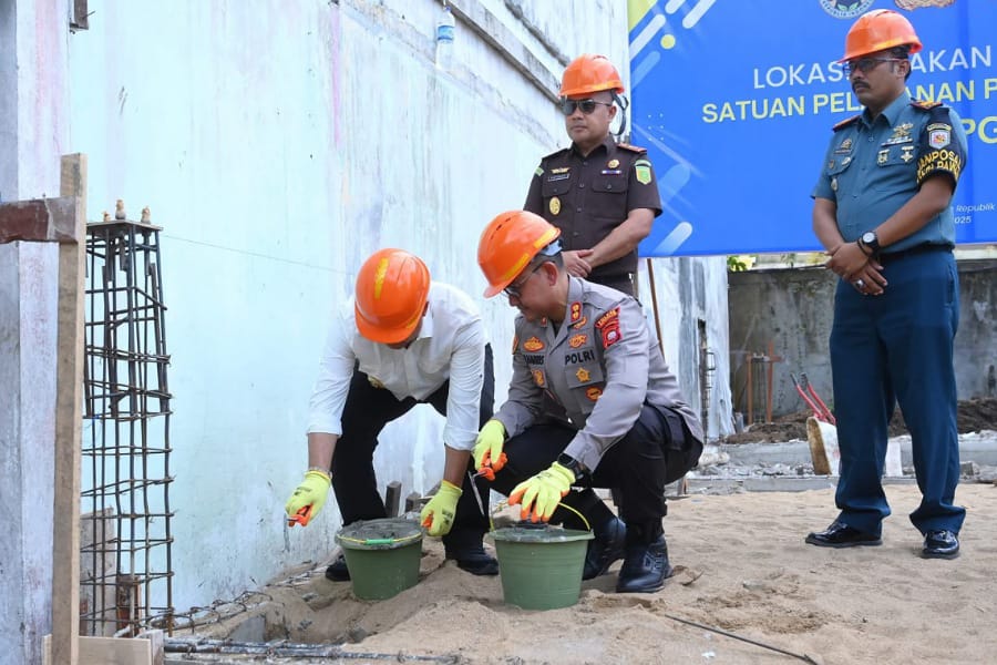 Bupati Ketapang bersama Kapolres meletakkan batu pertama pembangunan SPPG Polres Ketapang, Rabu (6/8/2025).(Foto: Prokopim Pemkab Ketapang).