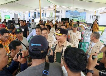 Bupati Alexander Wilyo diwawancara awak media usai membuka GEMAPATAS di Muara Pawan, Kamis (07/08). Foto: Istimewa.