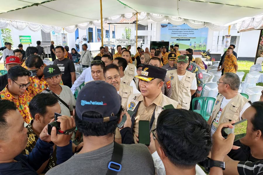 Bupati Alexander Wilyo diwawancara awak media usai membuka GEMAPATAS di Muara Pawan, Kamis (07/08). Foto: Istimewa.