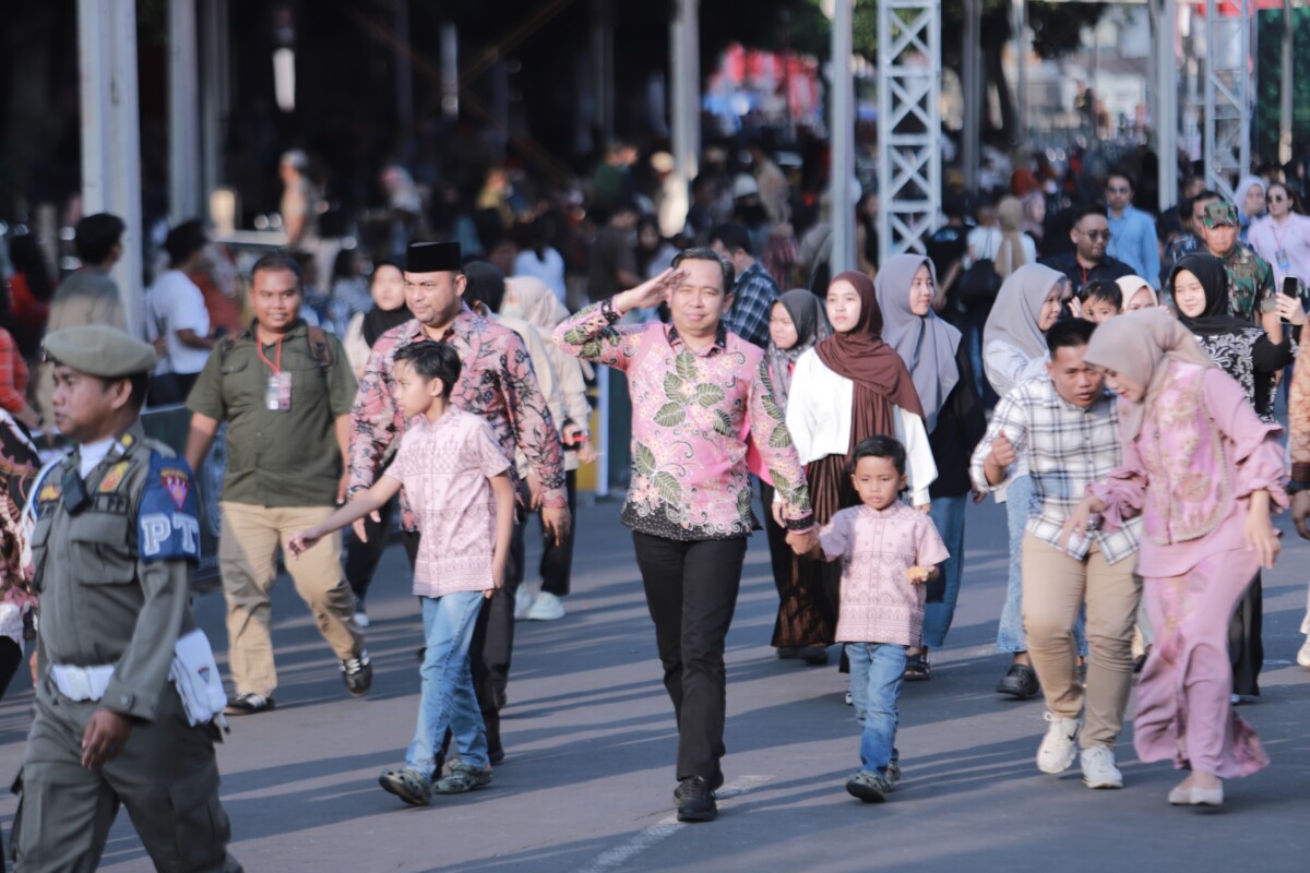 Bupati Fawait turun di stage bersama kedua anaknya (foto: Sigit Priyono/Jurnalis.co.id)