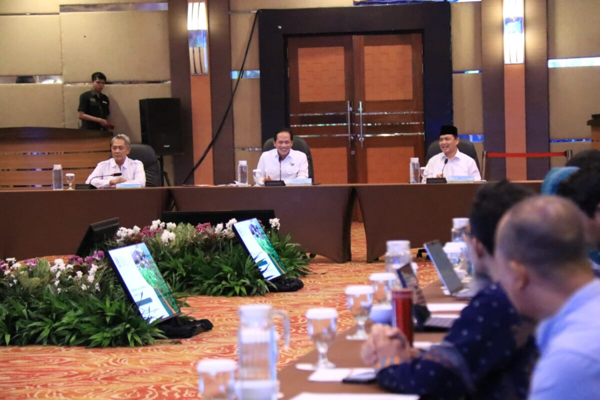 Gubernur Kalimantan Barat, Ria Norsan, menghadiri Rapat Koordinasi Nasional dan Pengelolaan Ekosistem Mangrove Provinsi Kalimantan Barat yang digelar bersama Menteri Lingkungan Hidup/Kepala Badan Pengendalian Lingkungan Hidup Republik Indonesia, Hanif Faisol Nurofiq. Acara tersebut berlangsung di Pontianak, Jumat (8/8/2025).