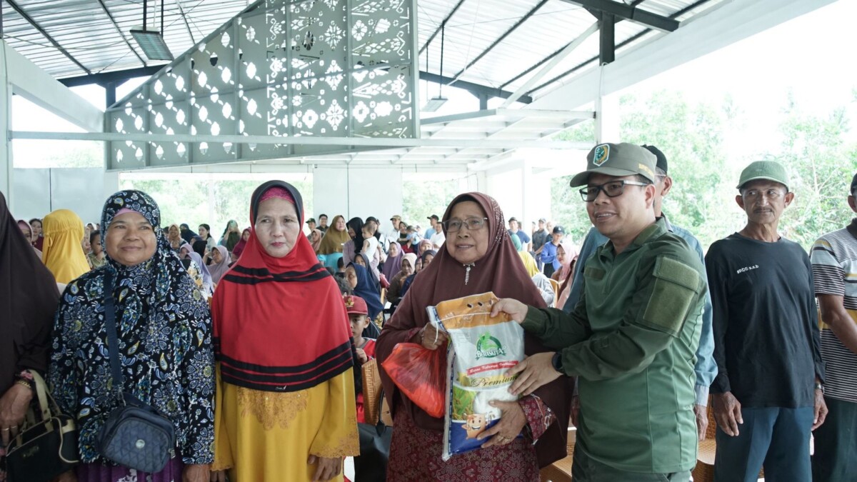 Pemerintah Kabupaten Sambas melalui Dinas Koperasi, UMKM, Perindustrian, dan Perdagangan menggelar pasar murah bagi masyarakat perbatasan di Pasar Rakyat Temajuk, Kecamatan Paloh, Sabtu (9/8/2025).