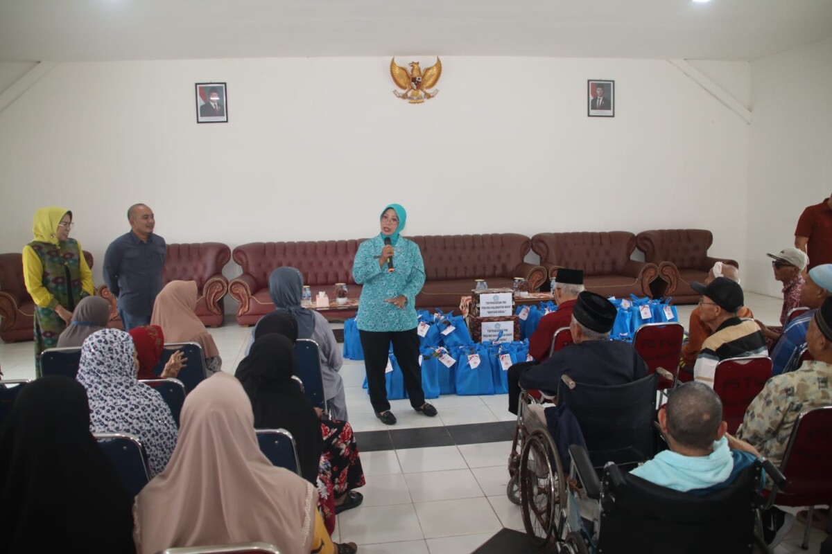 Ketua Tim Penggerak PKK Provinsi Kalimantan Barat, Erlina Ria Norsan, datang bersama rombongan dan didampingi Kepala Dinas Sosial Provinsi Kalbar, Raminuddin, untuk menyapa para penghuni panti Rehabilitasi Lanjut Usia Mulia Darma, Jalan Adi Sucipto KM 12, Sungai Raya, Kabupaten Kubu Raya, pada Sabtu (9/8/2025).