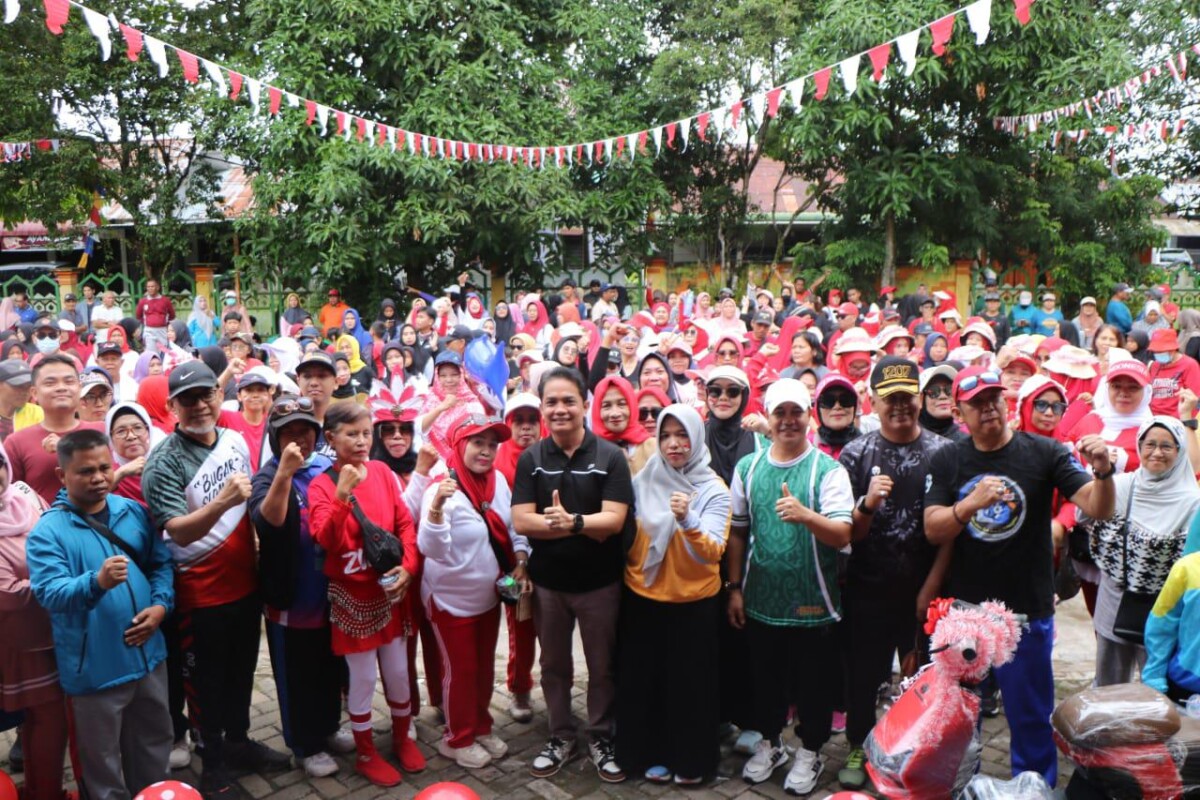 Wakil Wali Kota Pontianak Bahasan melepas peserta jalan sehat dalam rangka HUT ke-80 RI di halaman Kantor Camat Pontianak Tenggara.