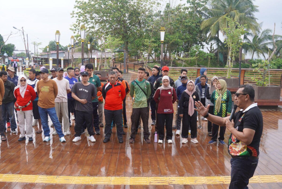 Kadisporapar Pontianak, Rizal, memberikan arahan sebelum gotong royong pemeliharaan Taman Makam Batu Layang.