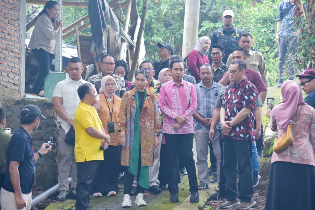 Bupati Fawait mengunjungi Sendang Tirtha Amerta Rajasa tempat religi Umat Hindu di Jember (foto: Sigit Priyono/Jurnalis co.id)