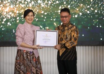 Wali Kota Pontianak Edi Rusdi Kamtono menerima penghargaan Kota Layak Anak (KLA) kategori Nindya dari Wakil Menteri Pemberdayaan Perempuan dan Perlindungan Anak RI Veronica Tan di Jakarta.