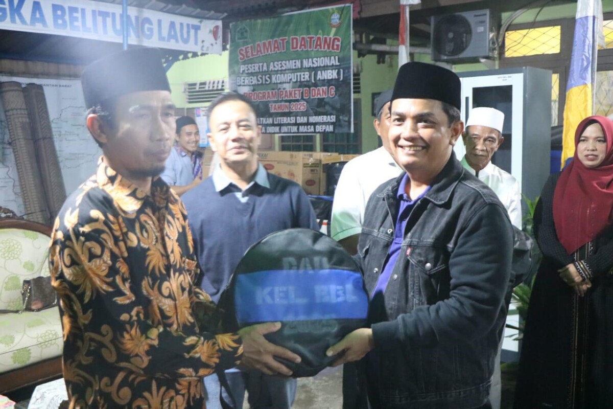 Wakil Wali Kota Pontianak Bahasan menyerahkan secara simbolis bantuan berupa barang-barang keperluan posyandu dan lingkungan masyarakat di Kelurahan Bangka Belitung Laut.