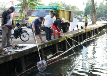 Sekretaris Daerah Kota Pontianak Amirullah menjaring sampah di parit Jalan Alianyang dalam kegiatan Gotong Royong HUT ke-80 RI.