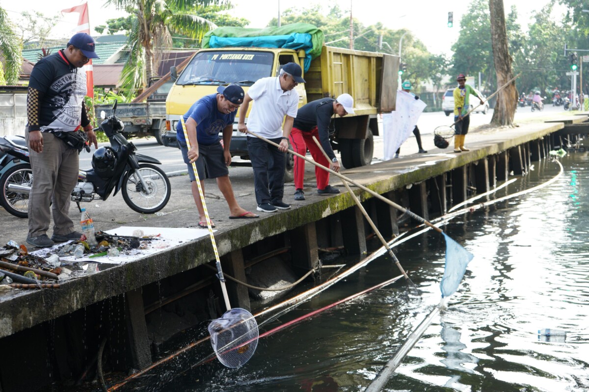 Sekretaris Daerah Kota Pontianak Amirullah menjaring sampah di parit Jalan Alianyang dalam kegiatan Gotong Royong HUT ke-80 RI.