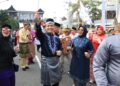 Gubernur Kalimantan Barat, Ria Norsan, didampingi Ketua Dekranasda Kalbar, Erlina Norsan, dalam acara karnaval Gemilang Budaya Kalimantan Barat yang melibatkan kurang lebih 2.000 peserta. Minggu (10/8/2025).