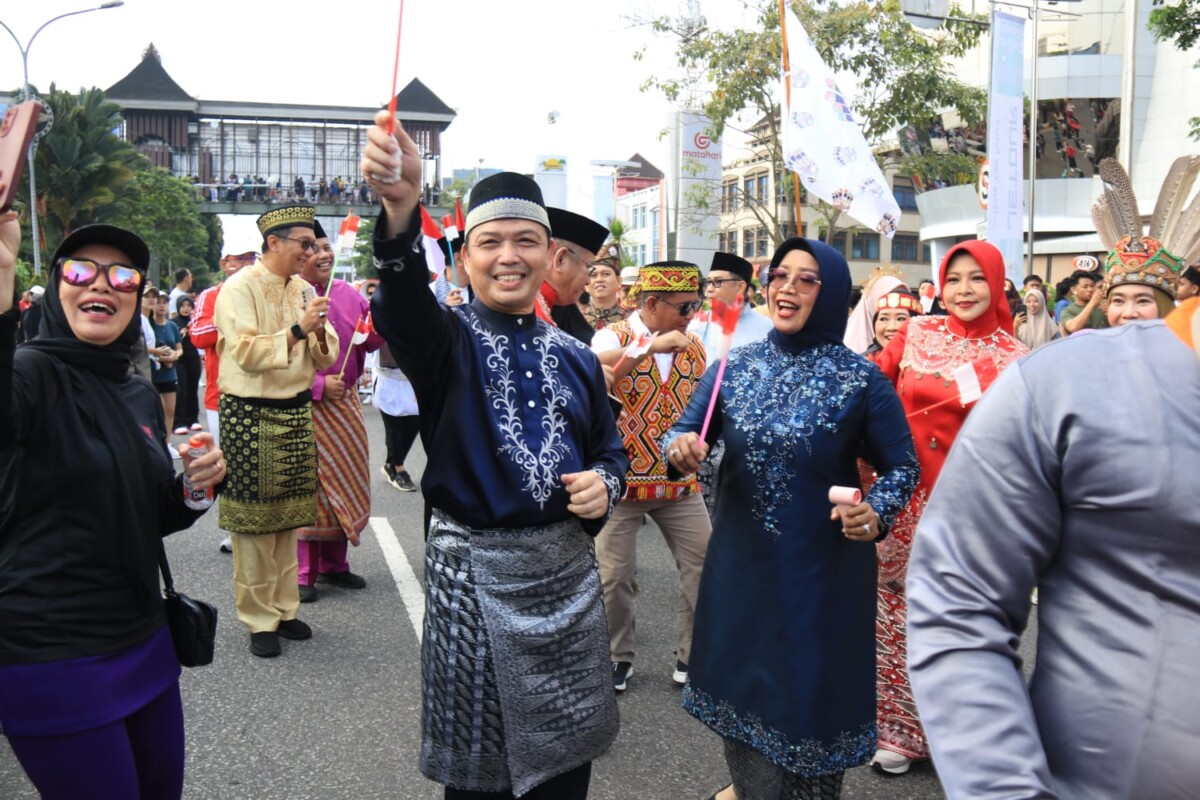 Gubernur Kalimantan Barat, Ria Norsan, didampingi Ketua Dekranasda Kalbar, Erlina Norsan, dalam acara karnaval Gemilang Budaya Kalimantan Barat yang melibatkan kurang lebih 2.000 peserta. Minggu (10/8/2025).
