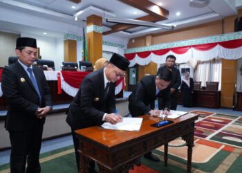 Wali Kota Pontianak Edi Rusdi Kamtono menandatangani berita acara penyampaian Raperda tentang Perubahan APBD Tahun 2025 dan KUA-PPAS Kota Pontianak.