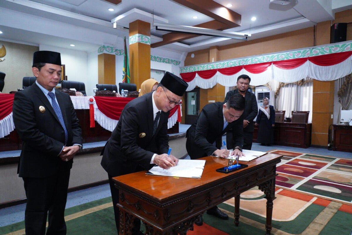 Wali Kota Pontianak Edi Rusdi Kamtono menandatangani berita acara penyampaian Raperda tentang Perubahan APBD Tahun 2025 dan KUA-PPAS Kota Pontianak.