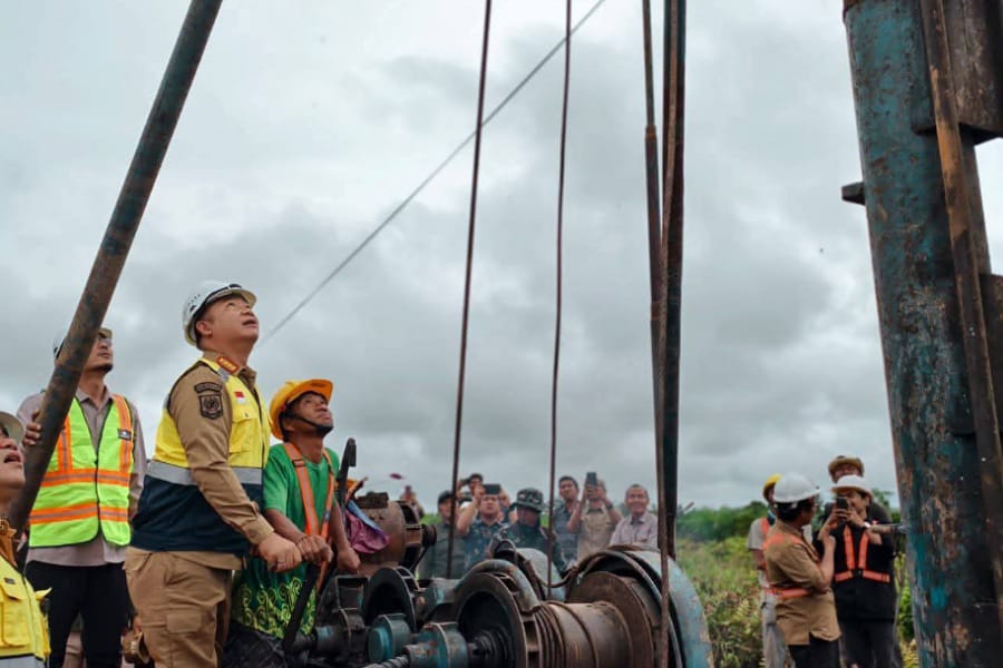 Bupati Ketapang, Alexander Wilyo meninjau proses pengeboran pembangunan jalan, Selasa (12/08/2025). Foto: Prokopim Pemkab Ketapang.