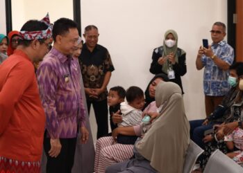 Wali Kota Pontianak Edi Rusdi Kamtono saat meninjau pelayanan puskesmas.