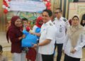 Wakil Wali Kota Pontianak Bahasan menyerahkan secara simbolis bantuan Paket Makanan Tambahan yang berasal dari Program CSR PLN UPT Pontianak.