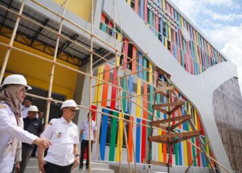 Wali Kota Pontianak Edi Rusdi Kamtono didampingi Kepala Dinas Perpustakaan dan Kearsipan Kota Pontianak Rendrayani meninjau progres pembangunan Gedung Layanan Perpustakaan Kota Pontianak di Jalan Ampera.