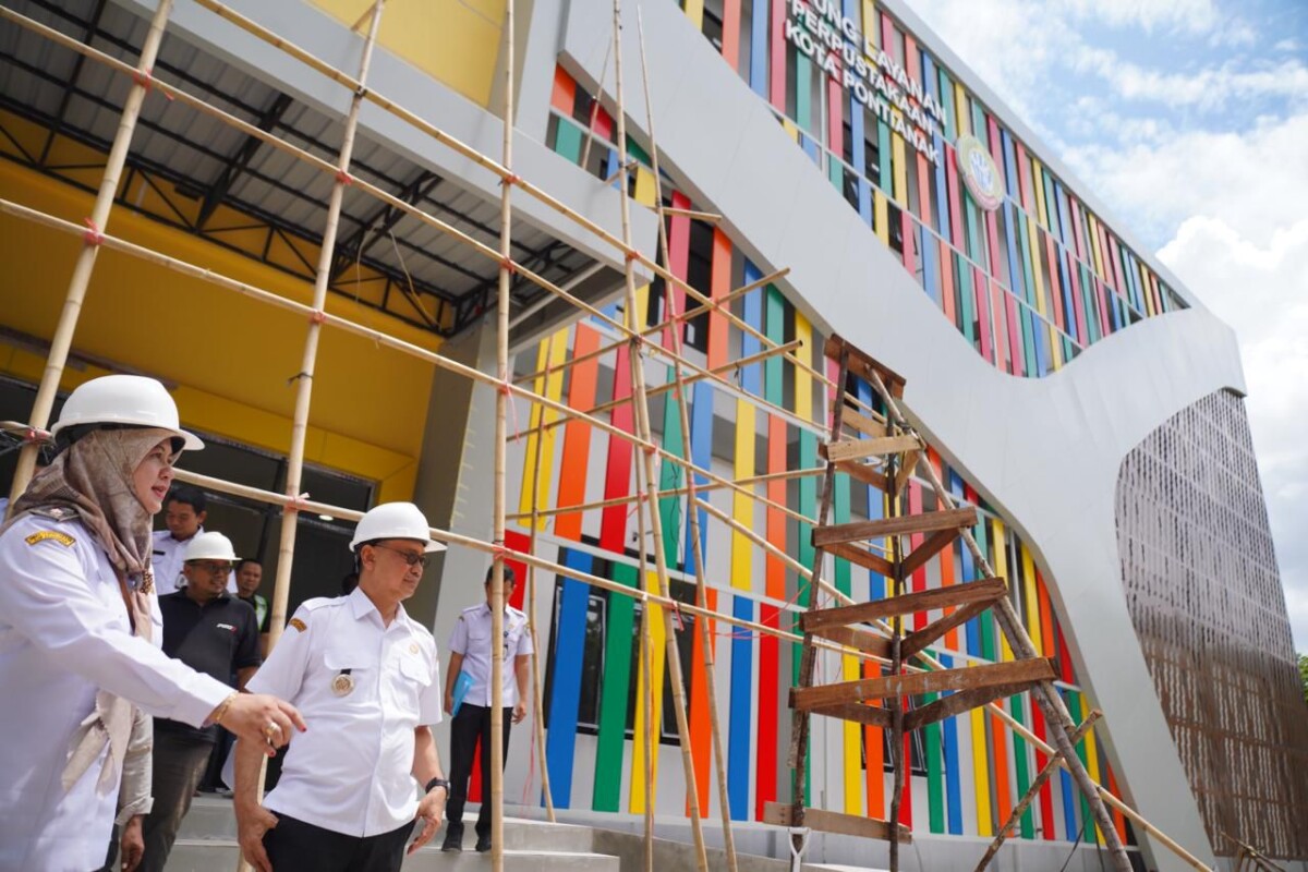Wali Kota Pontianak Edi Rusdi Kamtono didampingi Kepala Dinas Perpustakaan dan Kearsipan Kota Pontianak Rendrayani meninjau progres pembangunan Gedung Layanan Perpustakaan Kota Pontianak di Jalan Ampera.