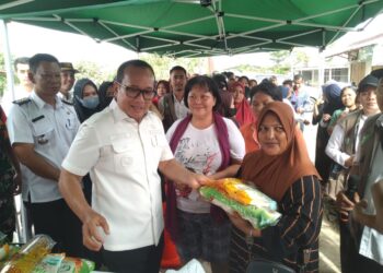 Pemerintah Kabupaten Kubu Raya bersama Pemerintah Provinsi Kalimantan Barat menggelar operasi pasar murah di Pasar Desa Durian, Kecamatan Sungai Ambawang, Rabu (13/8/2025).