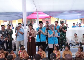 Bupati Jember Muhammad Fawait atau Gus Fawait meresmikan jaringan listrik dari PLN UP3 Jember untuk Dusun Bandealit Desa Andongrejo Kecamatan Tempurejo (foto: istimewa)