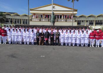 Paskibraka Kabupaten Jember 2025 foto bersama Bupati Fawait usai melaksanakan tugas negara (foto: Sigit Priyono/Jurnalis.co.id)