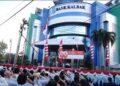 Direktur utama Bank Kalbar, Rokidi saat memimpin Upacara Peringatan Hari Ulang Tahun ke-80 Republik Indonesia, di halaman Kantor pusat Bank Kalbar, Minggu (17/8/2025).