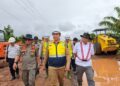 Bupati Ketapang, Alexander Wilya meninjau langsung proses perbaikan jalan. Foto: Istimewa.