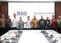 Sekretaris Daerah (Sekda) Provinsi Kalimantan Barat, Harisson, bersama Direktur Utama Bank Kalbar, Rokidi, melakukan kunjungan kerja ke Bank SulutGo di Manado, Selasa (19/08/2025).